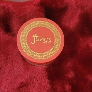 Juvias Place loose highlighter in Cleo.
